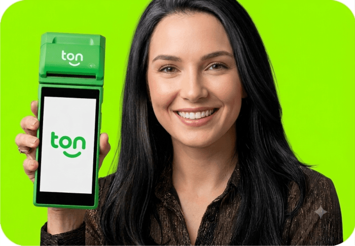 Fotografia de uma mulher sorridente com cabelos pretos, segurando uma maquininha de cartão verde da marca Ton. A tela mostra o logo da Ton. Fundo verde vibrante.